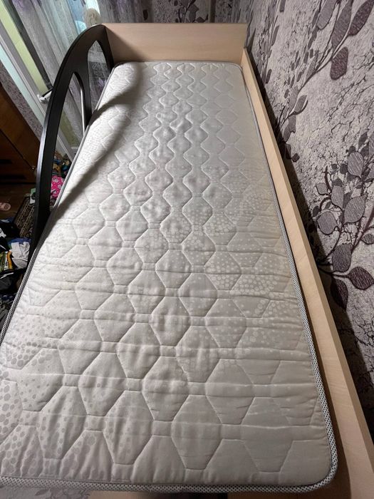 Сучасна двухярусна кровать чердак