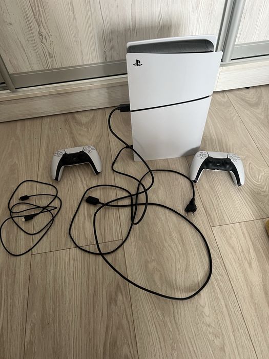 PlayStation 5 Slim Digital Edition 1TB+2 геймпада. Ідеальний стан