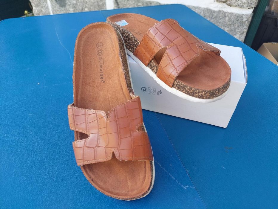 Chinelos de jovem n 37 semi novos. Apenas andou com eles uma vez.Saio confortáveis.