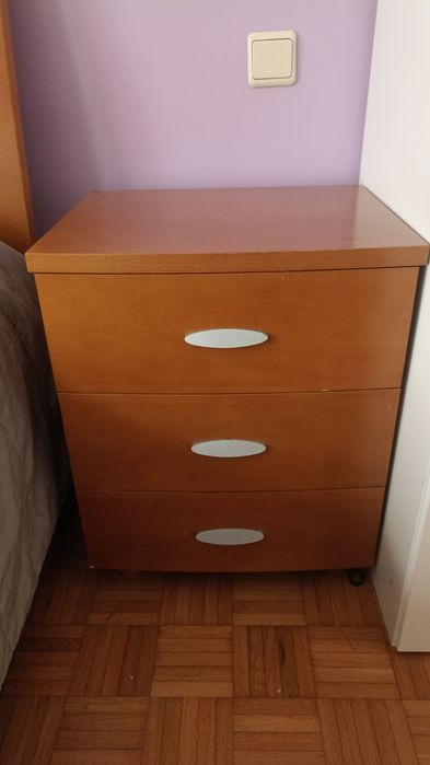 Vendo quarto de casal completo cama + 2 mesas de cabeceira+ comoda