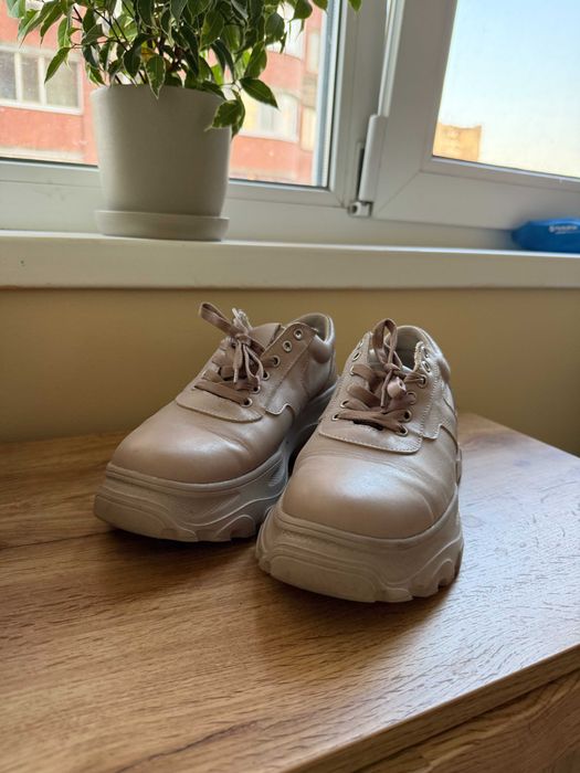 Нові кросівки 37 розміру