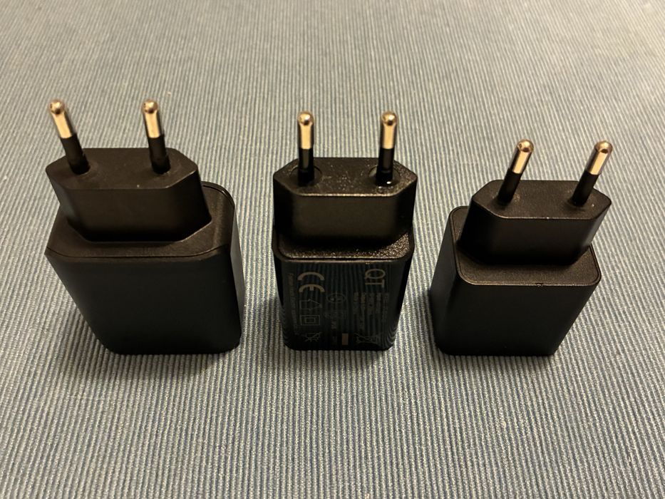 Trzy kostki zasilające/ładowarki USB-A