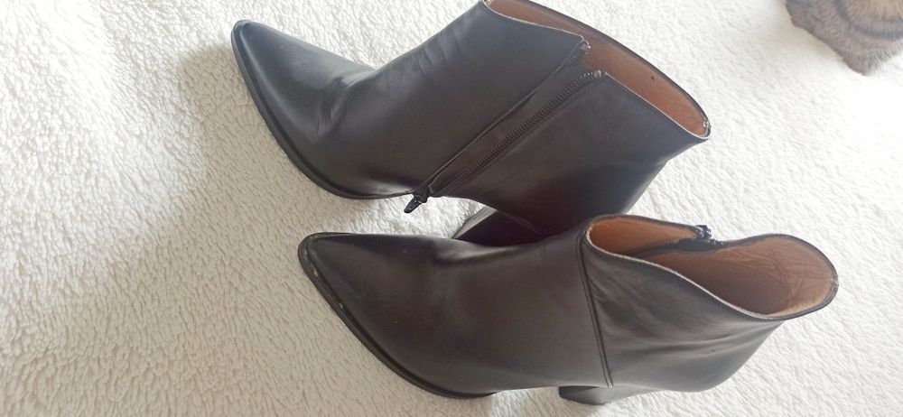 Botins em pele como novos