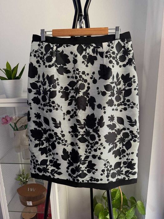 Elegancka spódnica w czarno-biały wzór floral print plus size