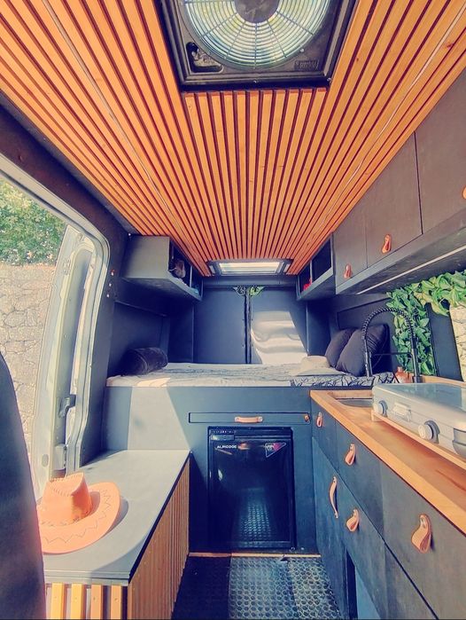 CamperVan artesanal — pronta para a aventura...