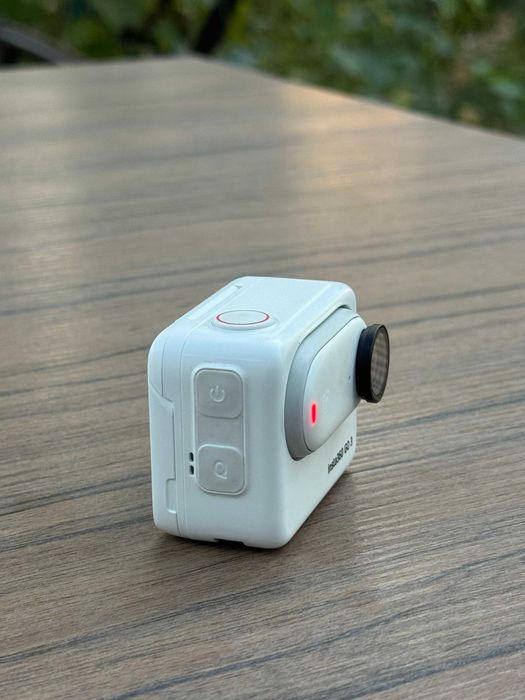 Insta360 GO 3 128GB екшн-камера повний комплект з кріпленнями