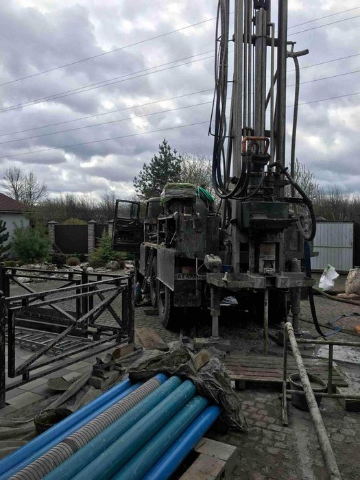 Буріння свердловин на воду Барахти. Погреби Бурение скважин Монтаж