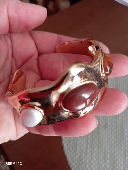 Bransoletka wykonana z imitacji złota