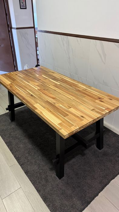 Mesa de jantar IKEA SKOGSTA em acácia maciça