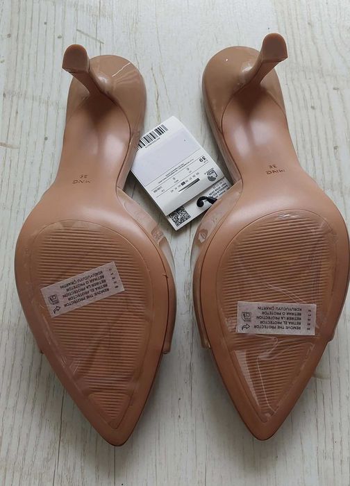 Nowe lakierowane klapki Mango 39
