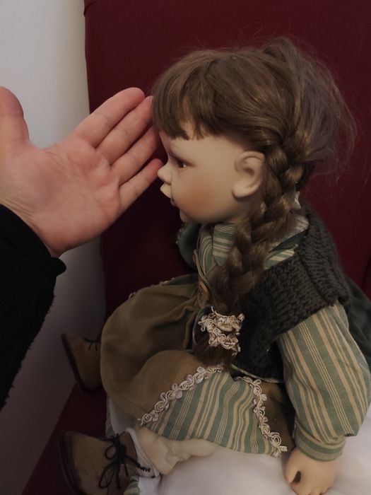 Boneca grande em porcelana.