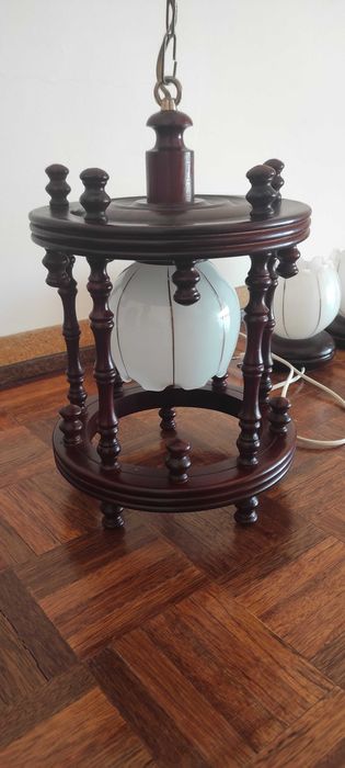 Candeeiros em madeira com abajour de tulipa