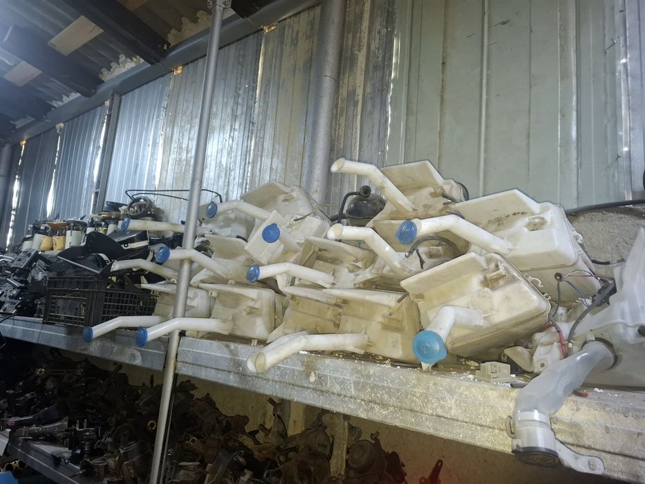 Бачок омивача Toyota Avensis T25 (2003-2009) (Тойота Авенсіс T25 (2003