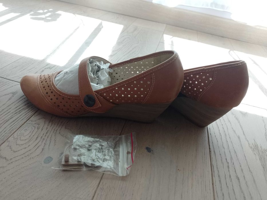 Czółenka na koturnie jasnobrązowe rozm. 38