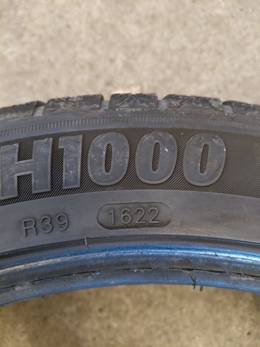 Opony zimowe 235 45 R18 wysoki bieżnik 2 szt.