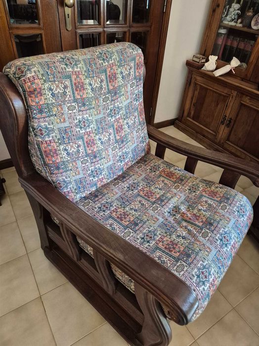 Sofás vintage com madeira em bom estado