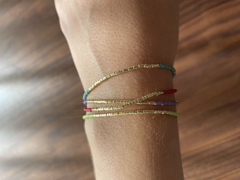 Quatro pulseiras de tamanho ajustável