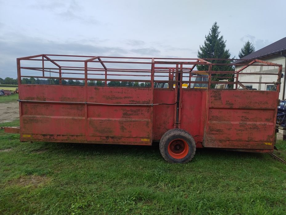 Przyczepa do przewozu bydła  drabiny paszowe