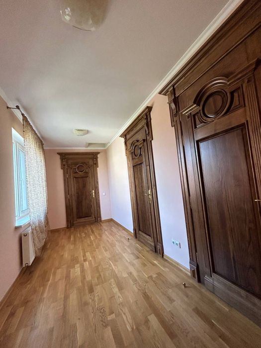 Довготривала будинку біля озера