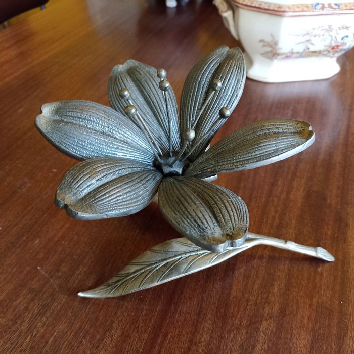 Flor cinzeiro vintage em bronze com pétalas amoveis