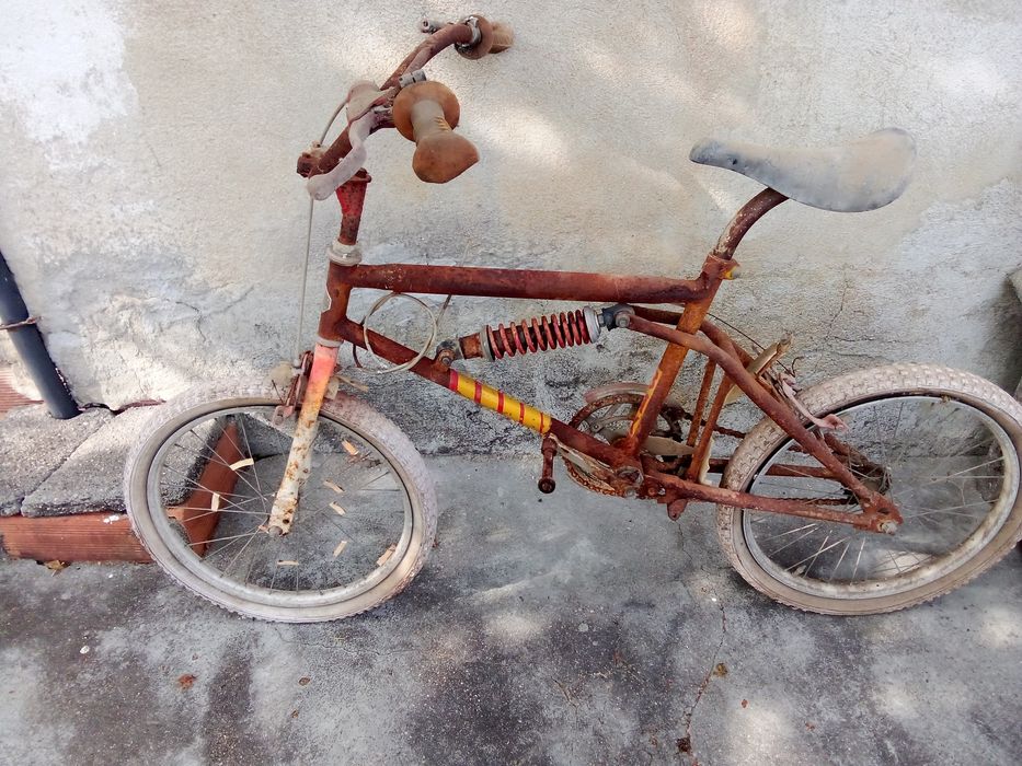 Bicicleta cross e amortecedores antiga