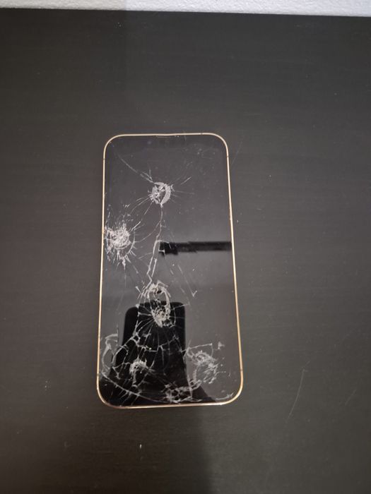 Mocno uszkodzony iphone 13 pro