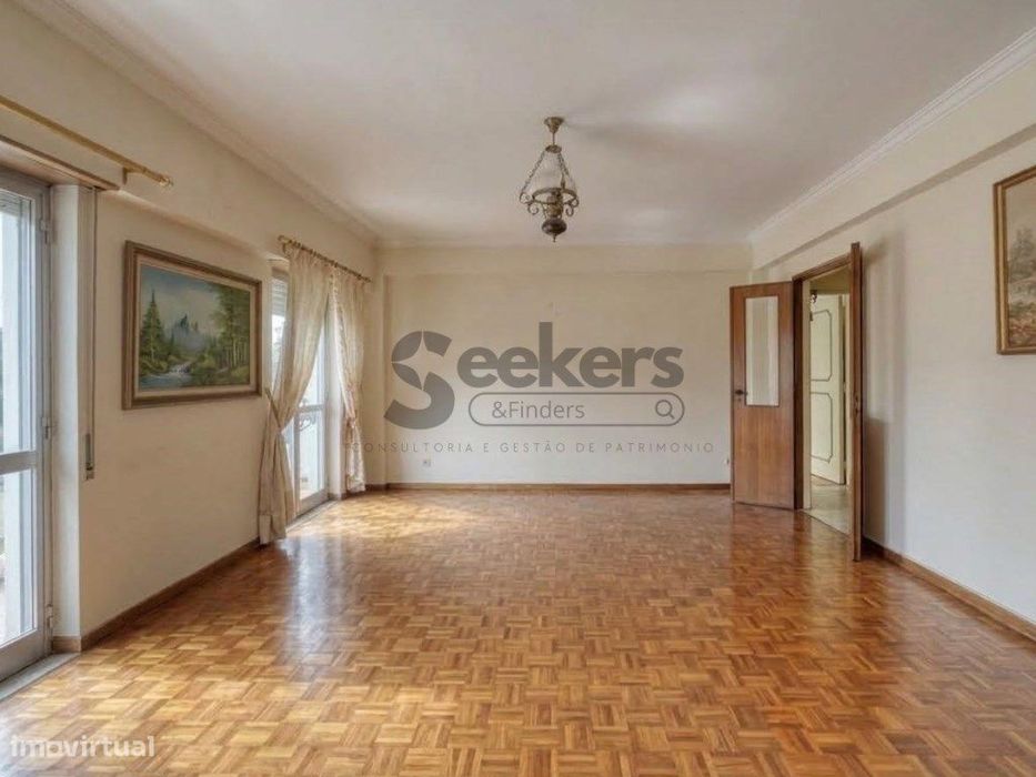 Oportunidade em Cascais! T3 (ex-T4) com Amplas Áreas e Potencial Ún...