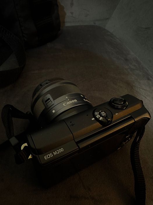 Câmara fotográfica Canon EOS M200