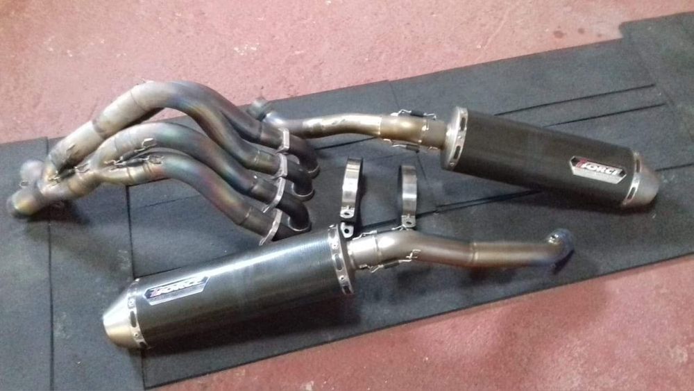 Escapes que estavam montados na Suzuki Gsxr L2