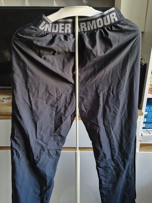 Cienkie spodnie sportowe Under Armour rozmiar M
