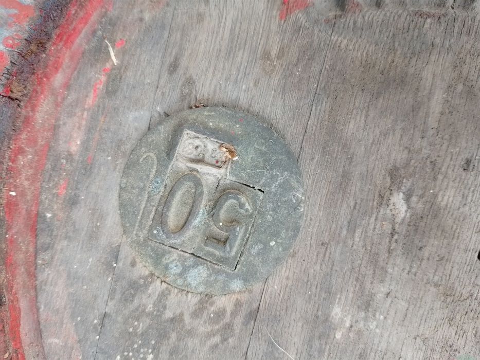 Stare masywne beczki