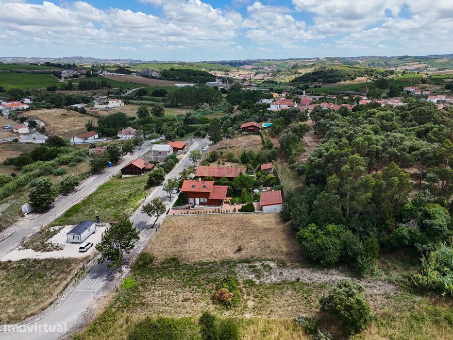 Terreno urbano inserido em loteamento com 878 m2 na Quinta do Arneiro