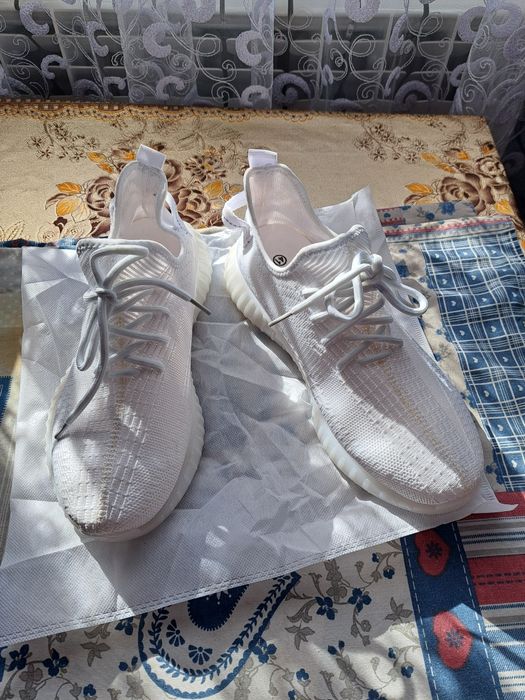 Продам.  кросівки.