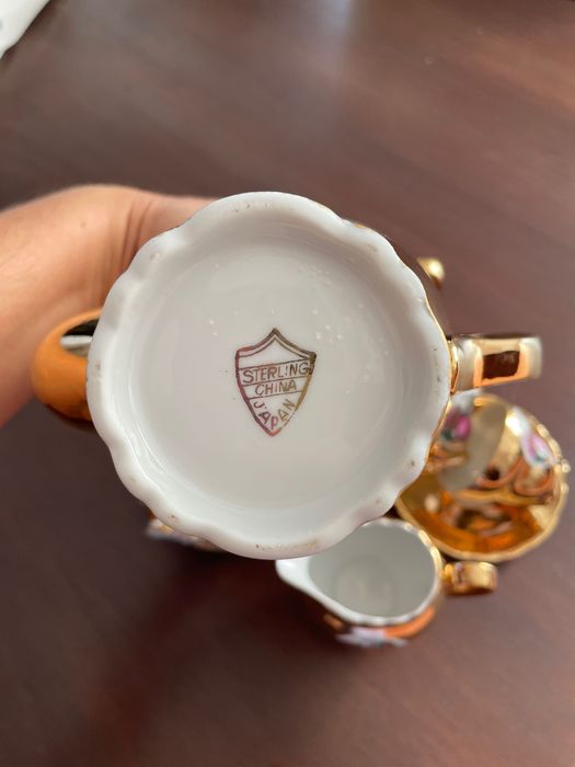 Serviços de chá e café debruados a dourado