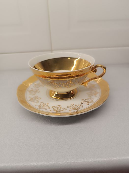 Chávena de Chá e Pires Antigo da Vista Alegre. Porcelana e Dourado