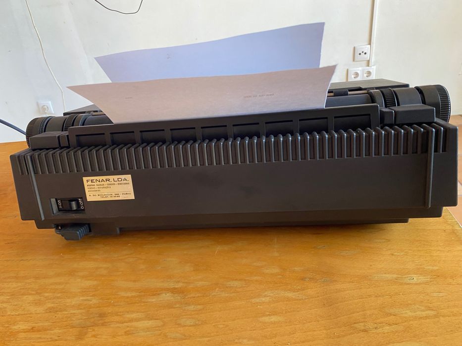Máquina de escrever elétrica Olivetti ET Compact 60 em muito bom estado.
