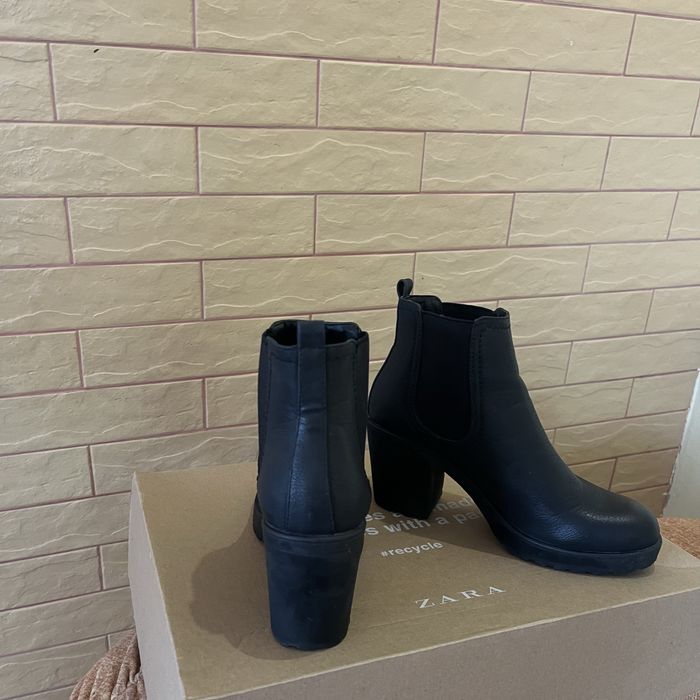 Черевики челсі на стійких підборах