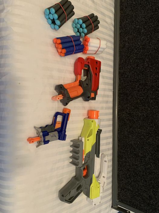 Trzy sztuki pistoletów Nerf plus 40 strzałek