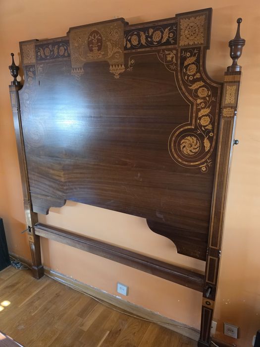 Magnífica Cama de Casal Antiga em estilo D. Maria (Neoclássico), completa e em bom estado de conservação.