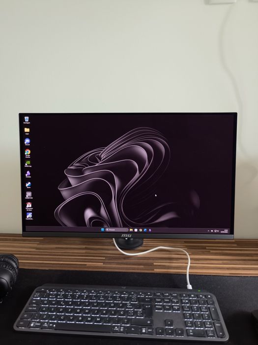 Monitor OLED 4K 240Hz - MSI 272URX QD-OLED