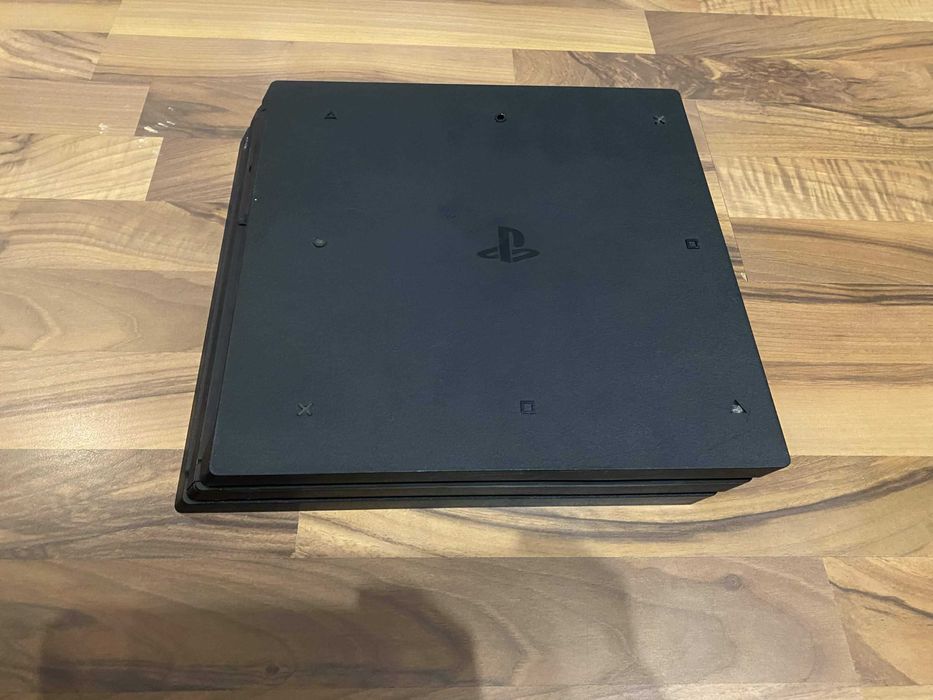 sprzedam konsole ps4 pro + kontroller