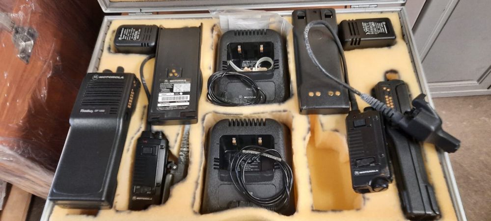 Mala metálica com conjunto de rádios UHF transmissor/recetor