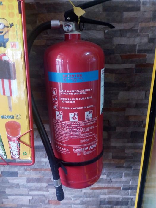 Extintores, manta e caixa primeiros socorros