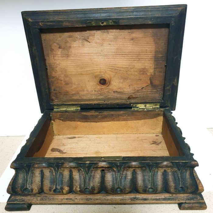 Fantástica grande antiga caixa de cigarros em talha