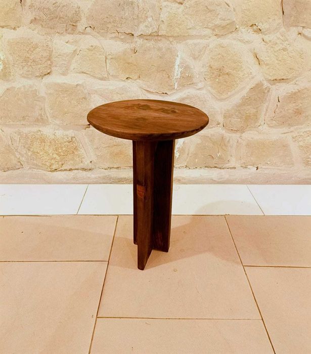 Mesa lateral artesanal em madeira maciça