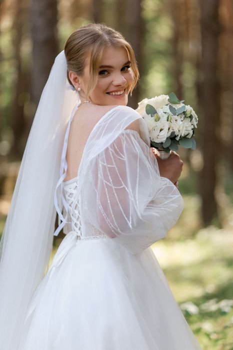 Весільне плаття білого кольору