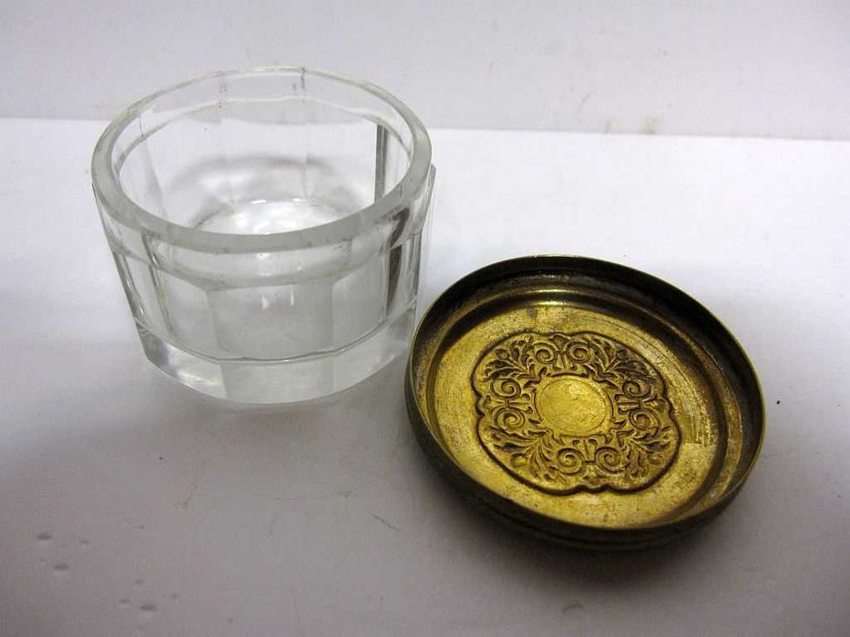 antiga caixa de pó de arroz Arte Nova em cristal com tampa em latão