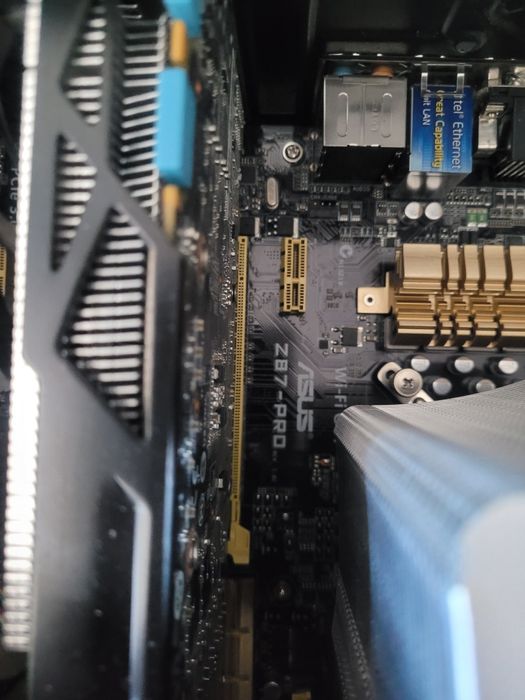 Asus Z87 pro, i5 4670K + chłodzenie,32GB.