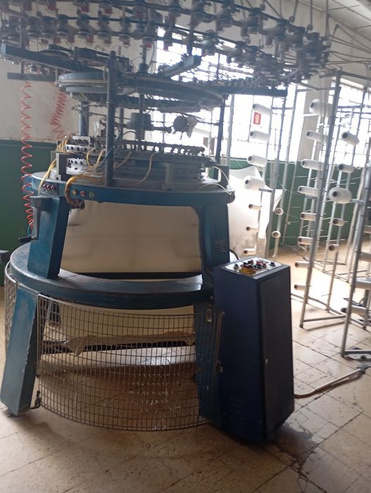 Vários teares circulares plush