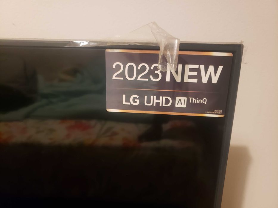 Televisão 75" para peças, tem ecrã partido